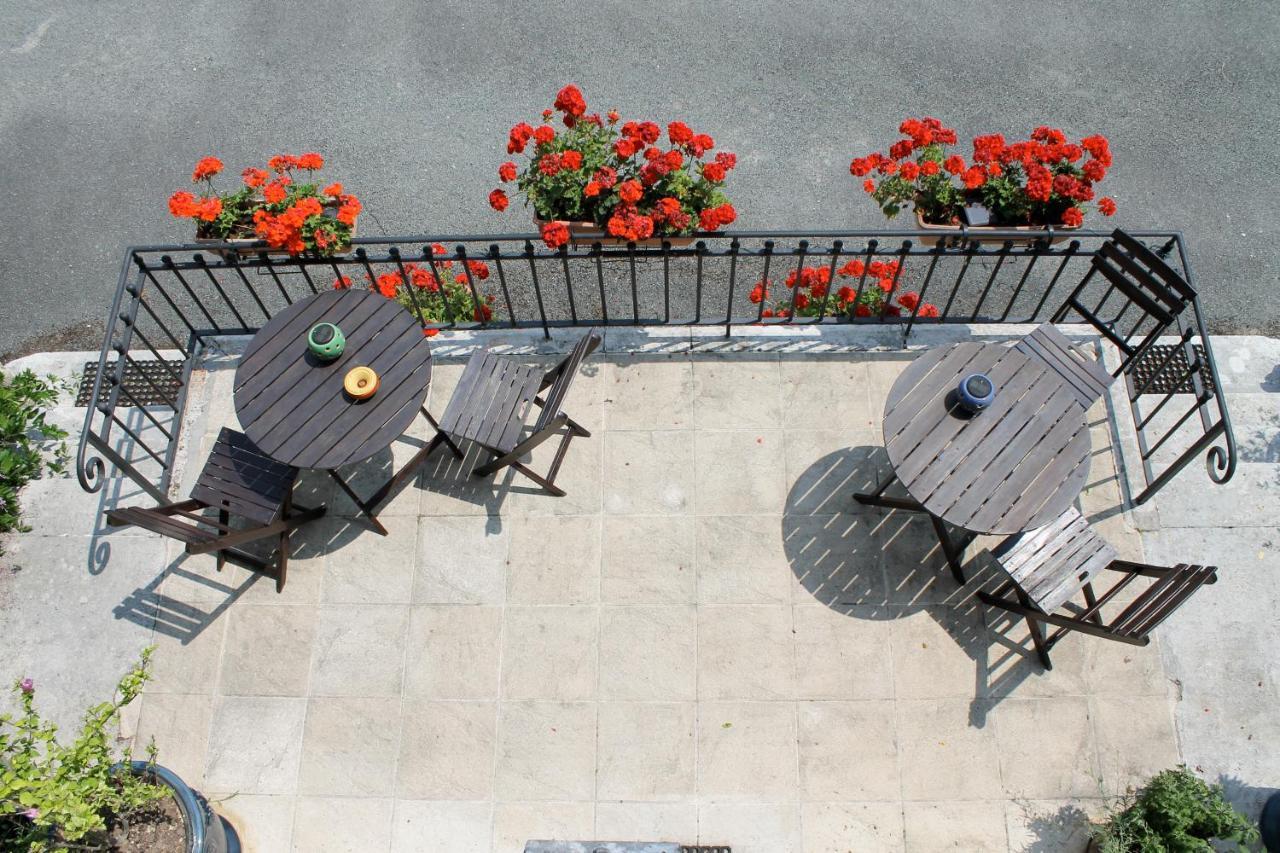 Bed and Breakfast Le Logis Des Quatre Puits Neuvicq-Montguyon Exterior foto