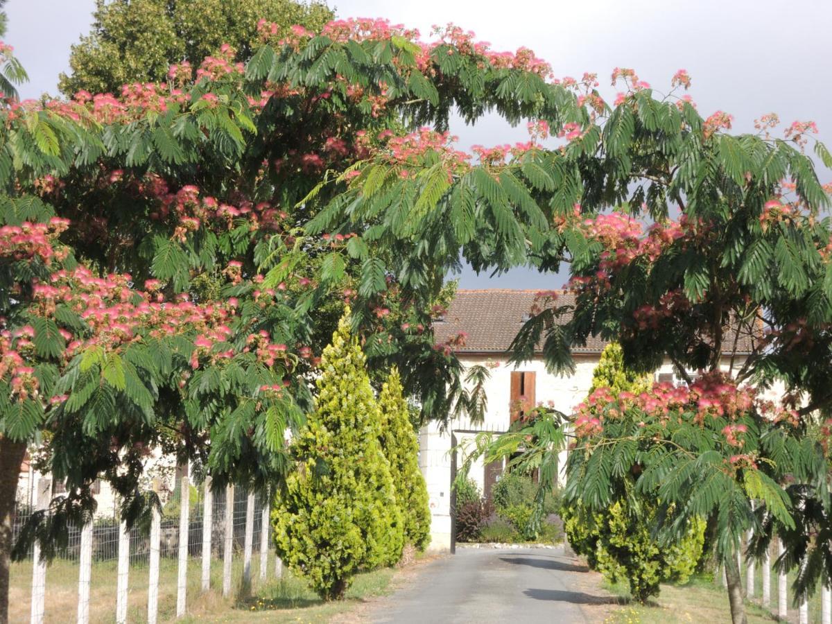 Bed and Breakfast Le Logis Des Quatre Puits Neuvicq-Montguyon Exterior foto