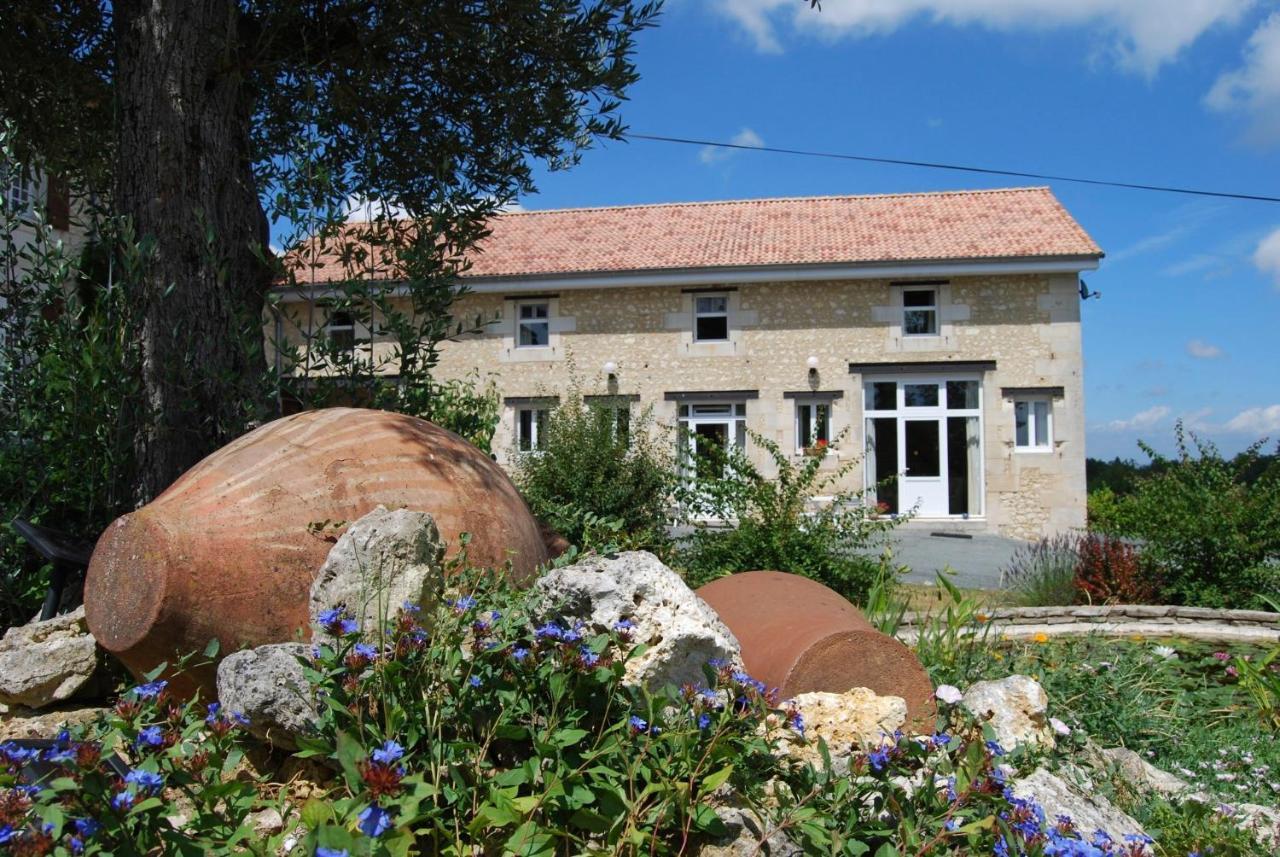 Bed and Breakfast Le Logis Des Quatre Puits Neuvicq-Montguyon Exterior foto
